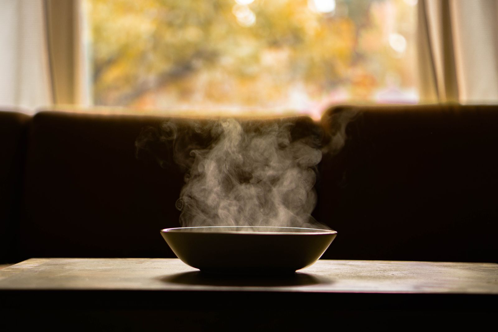 朝の食卓に置かれた、湯気の立つ温かい薬膳味噌汁の一杯