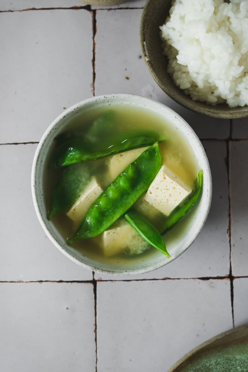 豆腐と絹さやが入った薬膳味噌汁と白いご飯の食卓