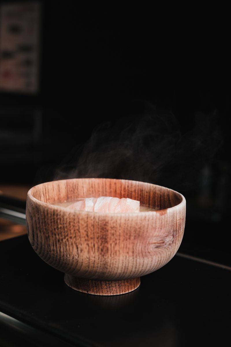 湯気の立ちのぼる木の器に盛られた温かい味噌汁